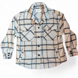 Trending cozy cabin core plaid shaket cream and gray women’s size XL Outerwear